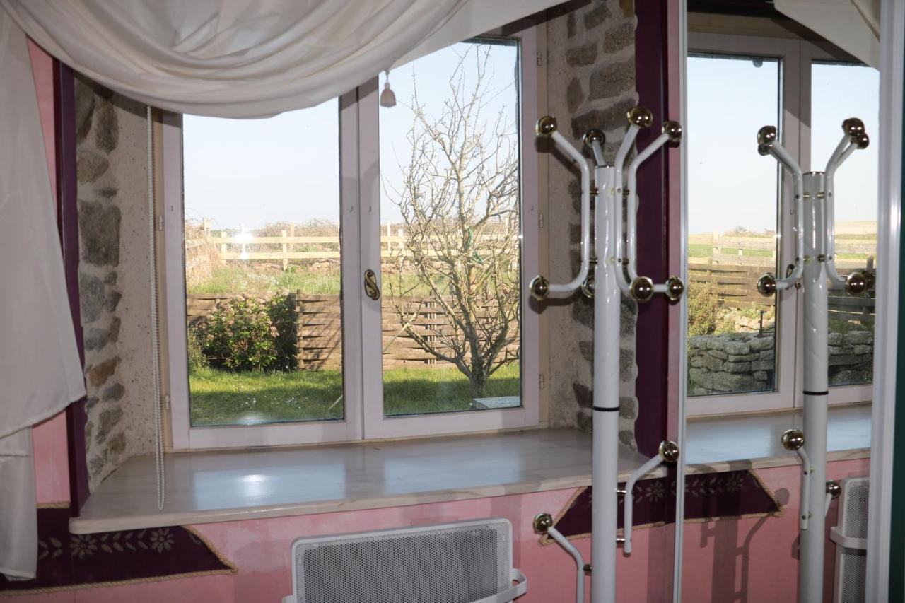 Les Gites Aux Volets Roses Landunvez Exteriör bild
