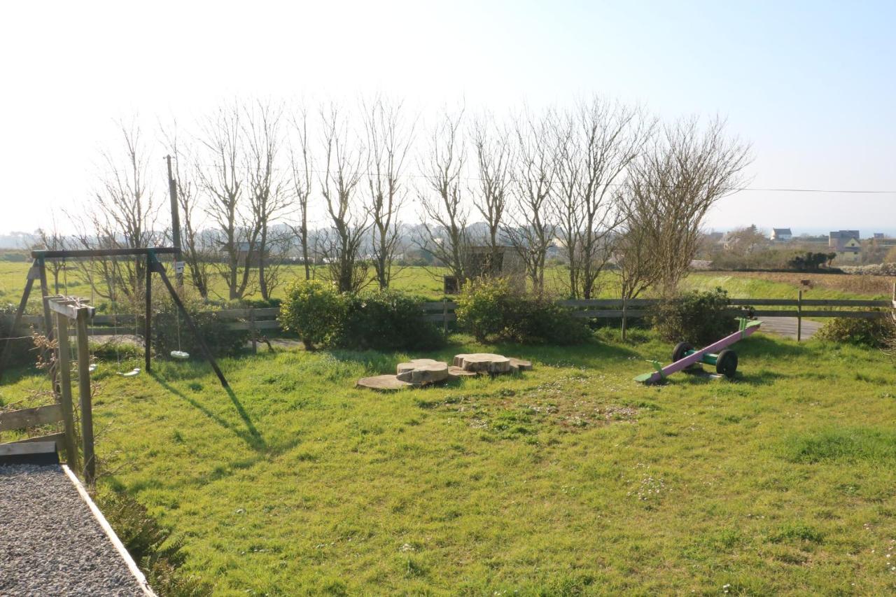 Les Gites Aux Volets Roses Landunvez Exteriör bild