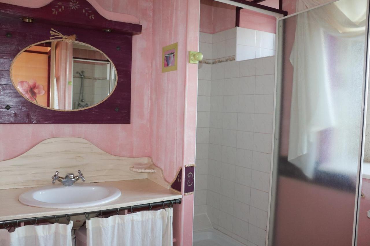Les Gites Aux Volets Roses Landunvez Exteriör bild