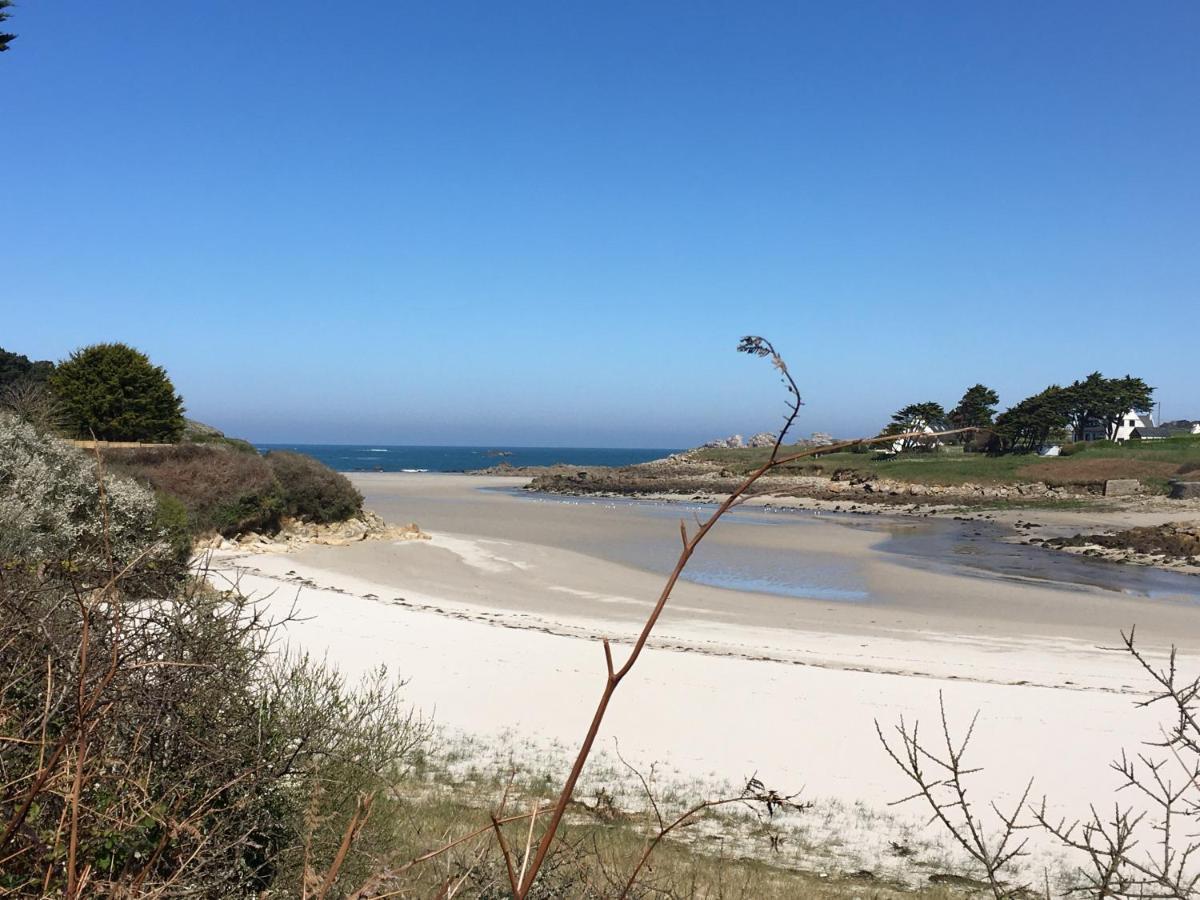 Les Gites Aux Volets Roses Landunvez Exteriör bild